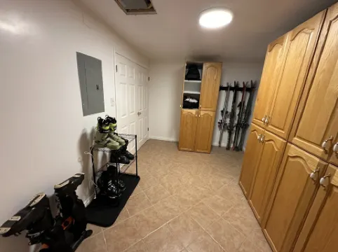 Updated, cozy private basement suite - 25 min to skiing