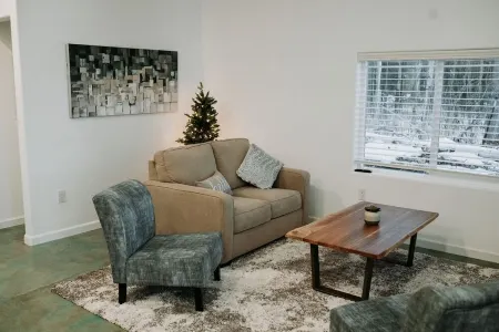 Private, modern escape right in town. Glacier Chalet Guest House. Отели в г. Найк-Фэрвью