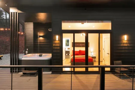 Zenplicity Cabin. Pet friendly, views, hot tub, smart home! 5 minutes from TGSP