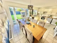 Large Four Bedroom - With Hot Tub and Parking - Sleeps 8