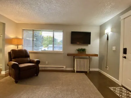 Cheerful 2 bedroom Best Value in NW Boise; 10 min to downtown