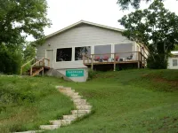 RIVER FRONT HOME NEAR KERRVILLE, HOT TUB, TUBES, FLOATS INCLUDED
