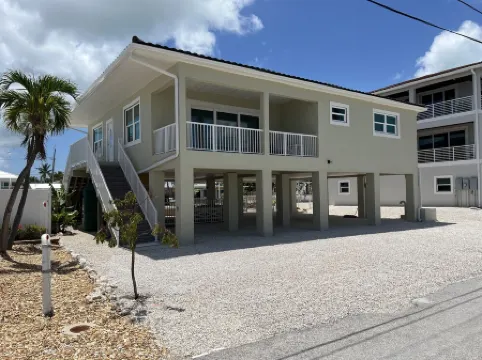 New waterfront, oceanview, 3 king bedrooms, w/full baths + 1/2 bath w/pool, dock