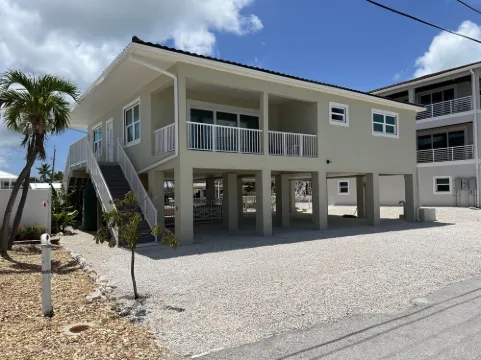 New waterfront, oceanview, 3 king bedrooms, w/full baths + 1/2 bath w/pool, dock