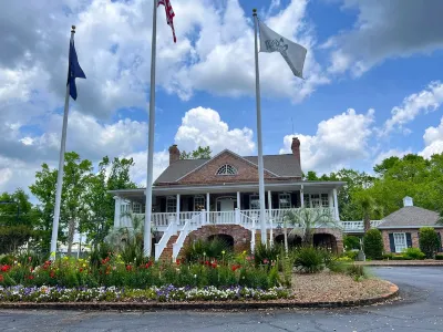 Charming 2 BR cottage, set in Live Oak Grove in Gated WPC,  Murrells Inlet, Pets Hotels near Harrelson's Seafood Market
