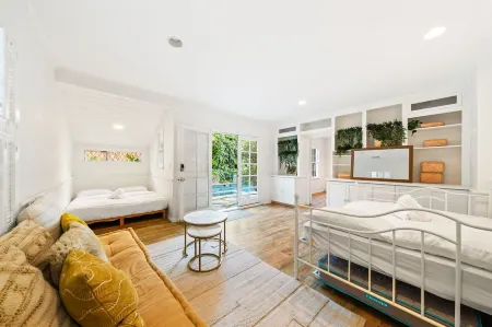 Secret Garden Cottage in LA: Natural Stone Heated Pool/Spa, al fresco dining