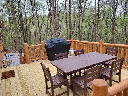Secluded, beautiful cabin with hot tub and fire pit in heart of Hocking Valley!