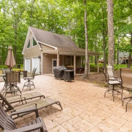 Winter Wonderland Chalet WArcades, Pool Table, Fire Pit, Lake, Pools & Ski Lifts
