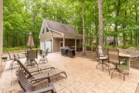 Winter Wonderland Chalet WArcades, Pool Table, Fire Pit, Lake, Pools & Ski Lifts - Chalets