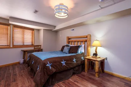 NEW Indian Paintbrush Log Cabin -Sleeps 12+ on scenic horse ranch with views!