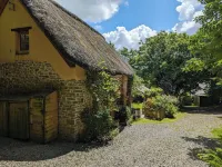 Thatched one bedroom cottage, with private enclosed garden. Hotels near Kipling Tors