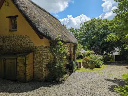 Thatched one bedroom cottage, with private enclosed garden. Отели рядом с достопримечательностью «The Burton at Bideford Art Gallery and Museum»