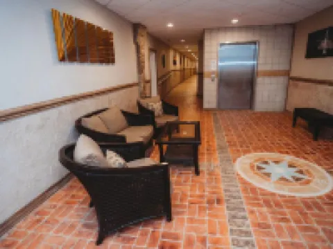 BEACH LEVEL CONDO L08 -2 BR/2 BA   Walk right out to the Private Beach! 杰尼瓦酒店