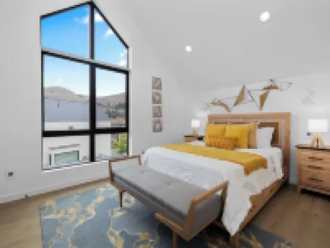 Outdoor Heater & Covered Patio, Paddle Boards, Fire Table, Bikes, Outdoor Games Hotels in Chelan