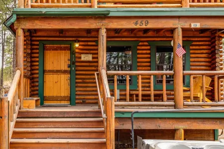 Bear Lake Hideaway: Two Story Log Cabin w fireplace & hot tub. Walk to the lake! Отели рядом с достопримечательностью «оз. Биг Бэар»