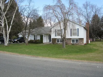 Quiet Neighborhood, For Bird Lovers Hotel in zona Flynt Center of Early New England Life