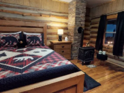 Cozy Log Cabin in the Heart of Smoke Hole Canyon Overlooking South Branch River. Pendleton County otelleri