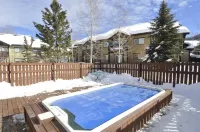 Quiet, 2Bed /2Bath Condo, Hot tub, garage, on bus route 1 mile to slopes