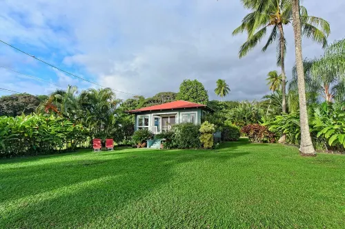 MINUTES TO HAMOA BEACH, BEST LOCATION IN HANA