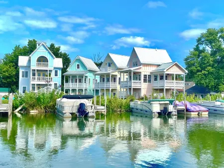 Brand new Buckeye Lake waterfront chalet A