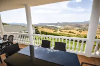 VILLA WITH LAKE VIEWS, PRIVATE POOL & PARKING 30 MIN FROM THE BEACH