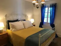 Rustic simplicity, comfort, sublime views and spectacular pool!