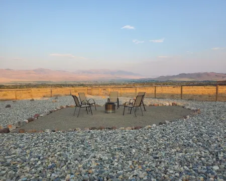 High Desert Haven - A Beautiful 3 Bedroom Home with Optional RV Hookup! Hotels in Challis