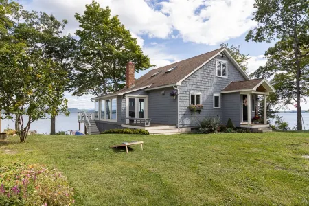 Tranquil lake house in VT w/ breathtaking views!