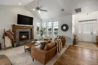 Large home w/ hot tub, cinema, bar/game room