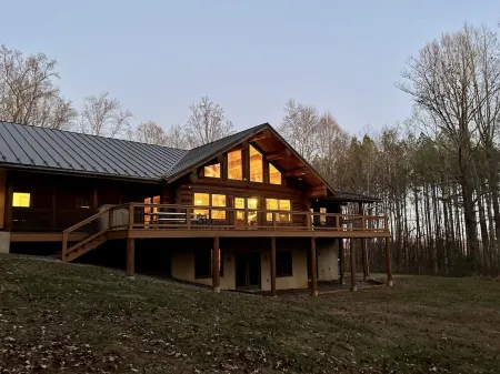 Relaxing log home on a private mountainside in Rappahannock County, Virginia