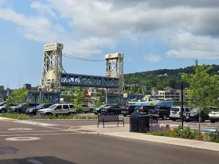 Canalside Downtown Suite! Bridge views, walking path and near MTU