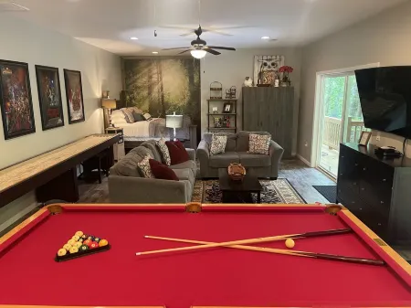 Memorial Day Special! 4Br for 8, Waterfalls, Hot-Tub, Fire-Pit. Private 3 Acres