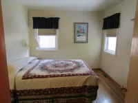 Old Town Cottage: Nestled on a forested hillside on the edge of Hill City