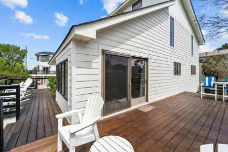 Semi-Soundfront on Bay Drive - Whole Home, Large Yard and Decks!