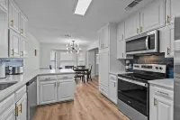 Your Golden DFW Escape - Large Pool, Sleeps 10