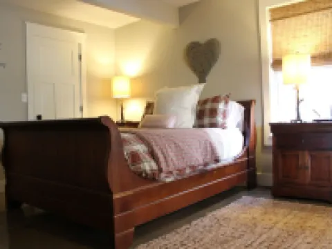 Escape to Your Cozy 2-Bedroom Cottage, Just a Hop Away from Rock City ウォーカーのホテル