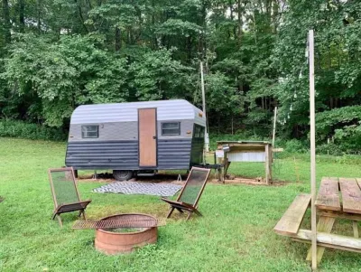 Groovy Vintage RV In the Woods Hotel dekat MWC Park