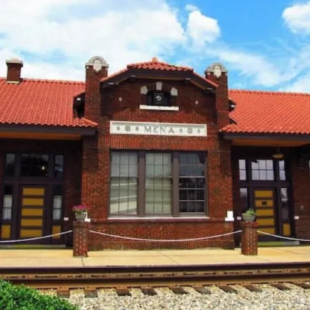 Spring Stone House Escape- Sleeps 10 Отели в г. Мена