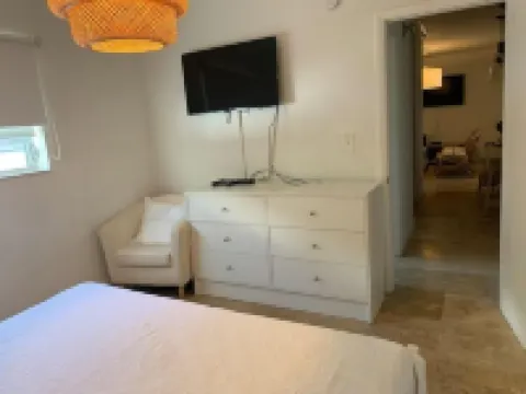 Key Biscayne 1 bedroom walk to Beach & town Hoteles en Key Biscayne