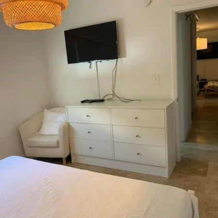 Key Biscayne 1 bedroom walk to Beach & town