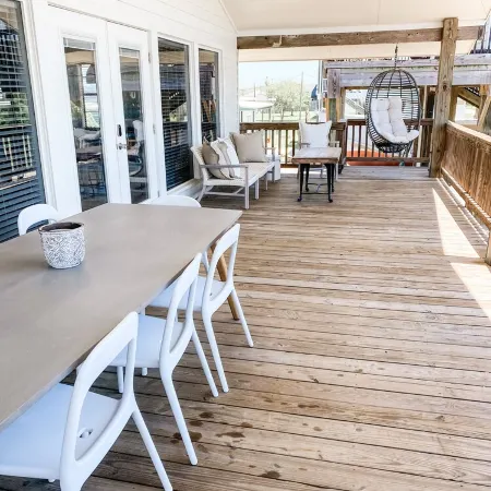 Sunny Family Friendly House 1500 sqft ~ Oversized Covered Deck ~ .5 m to Beach