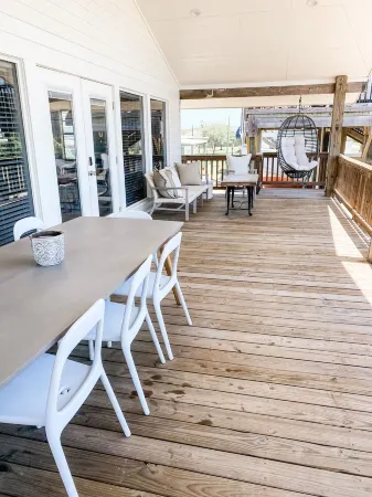 Sunny Family Friendly House 1500 sqft ~ Oversized Covered Deck ~ .5 m to Beach