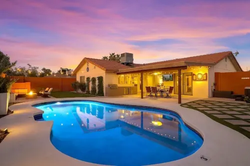Fire Pit & Hot Tub Near Tempe Attractions
