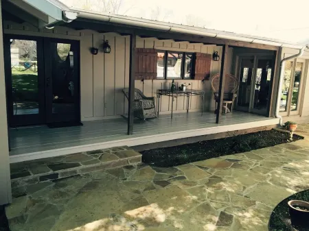 Beautiful Farmhouse Waterfront Cove with Dock and Hot Tub.