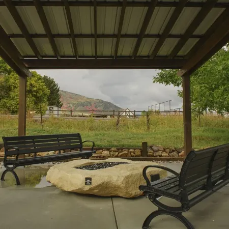 Family size, unique stay in a grain bin minutes from Lava, golfing and swimming