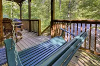 Romantic, Cozy & Beautiful Getaway Cabin, Hot Tub & Close to Parkway!