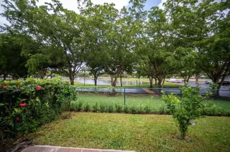 Beautiful Miami Family Lake House OR in Tranquil Community 3 Beds/2Bath 6 Guests