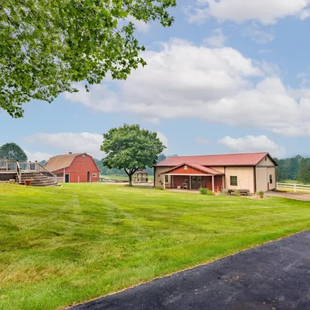 Amazing views, hot tub/outdoor fireplace, countryside, farm with calves & goats.