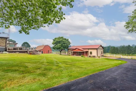 Amazing views, hot tub/outdoor fireplace, countryside, farm with calves & goats.