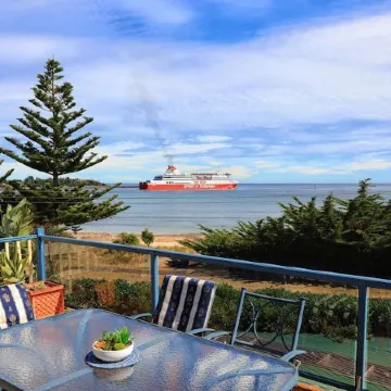 Alice Beside the Sea - 4 Bedroom Upstairs Apartment.